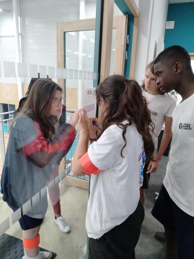 Jeunes décryptant une énigme